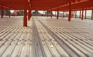 钢结构建筑对压型钢板构造有何要求？